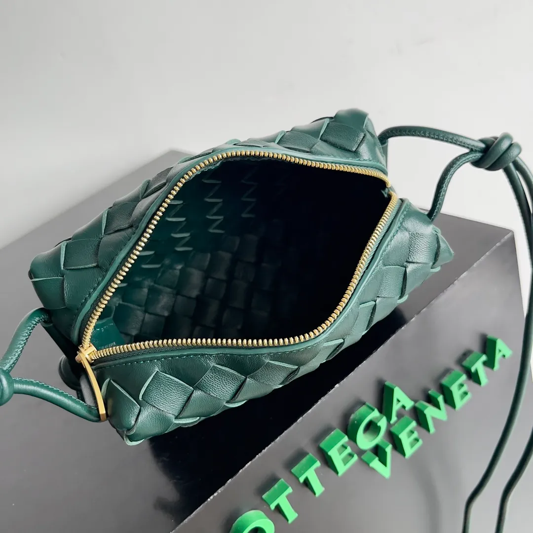 Batch 1560 New version and new color (third generation) 𝗕𝗼𝘁𝘁𝗲𝗴𝗮 𝗩𝗲𝗻𝗲𝘁𝗮———— The latest version of the loop camera bag💥 at the BV King of Cost-Effectiveness counter, large woven texture➕As always, ultra-high-quality lambskin, with zippers and adjustable drawstrings, it is especially suitable for the belly💫It can fit anything, and it is very light in weight. It is suitable for girls of all ages. Size: 17*10*6cm Style number: 723547